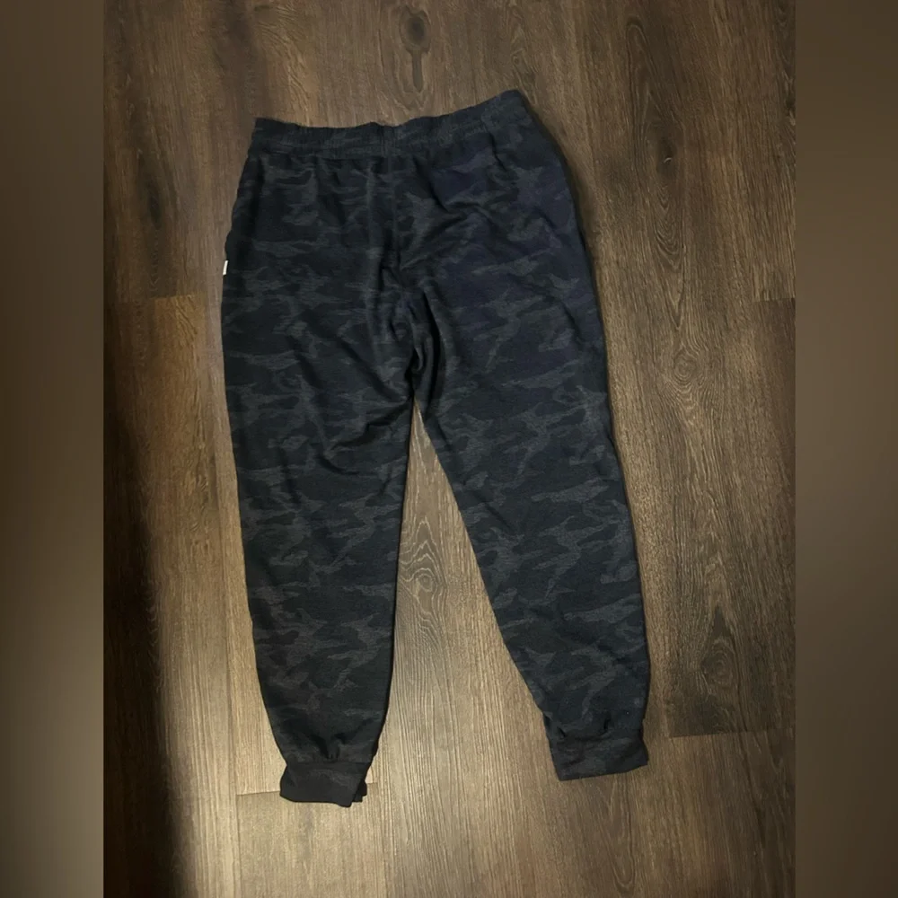Women’s Vuori Jogger Sweatpants- size medium - Picture 3 of 5